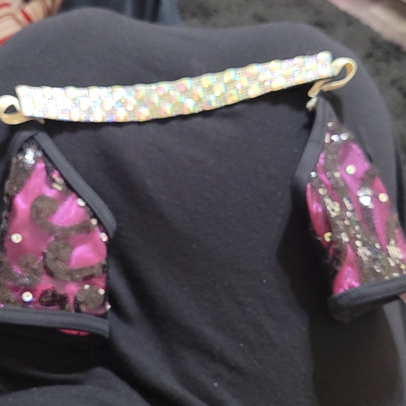 Black and pink crystal studded ballet outfit w/attached shorts. Size IC (3-5 yr) - Picture 4 of 4